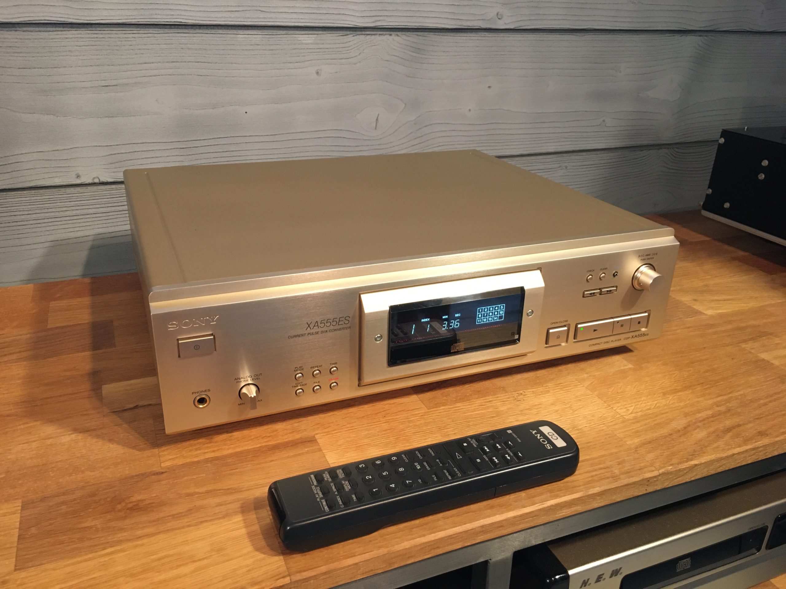 ÉPUISÉ :( SONY CDP-XA555ES – Lecteur CD – – Vintage-Audio-Conseils