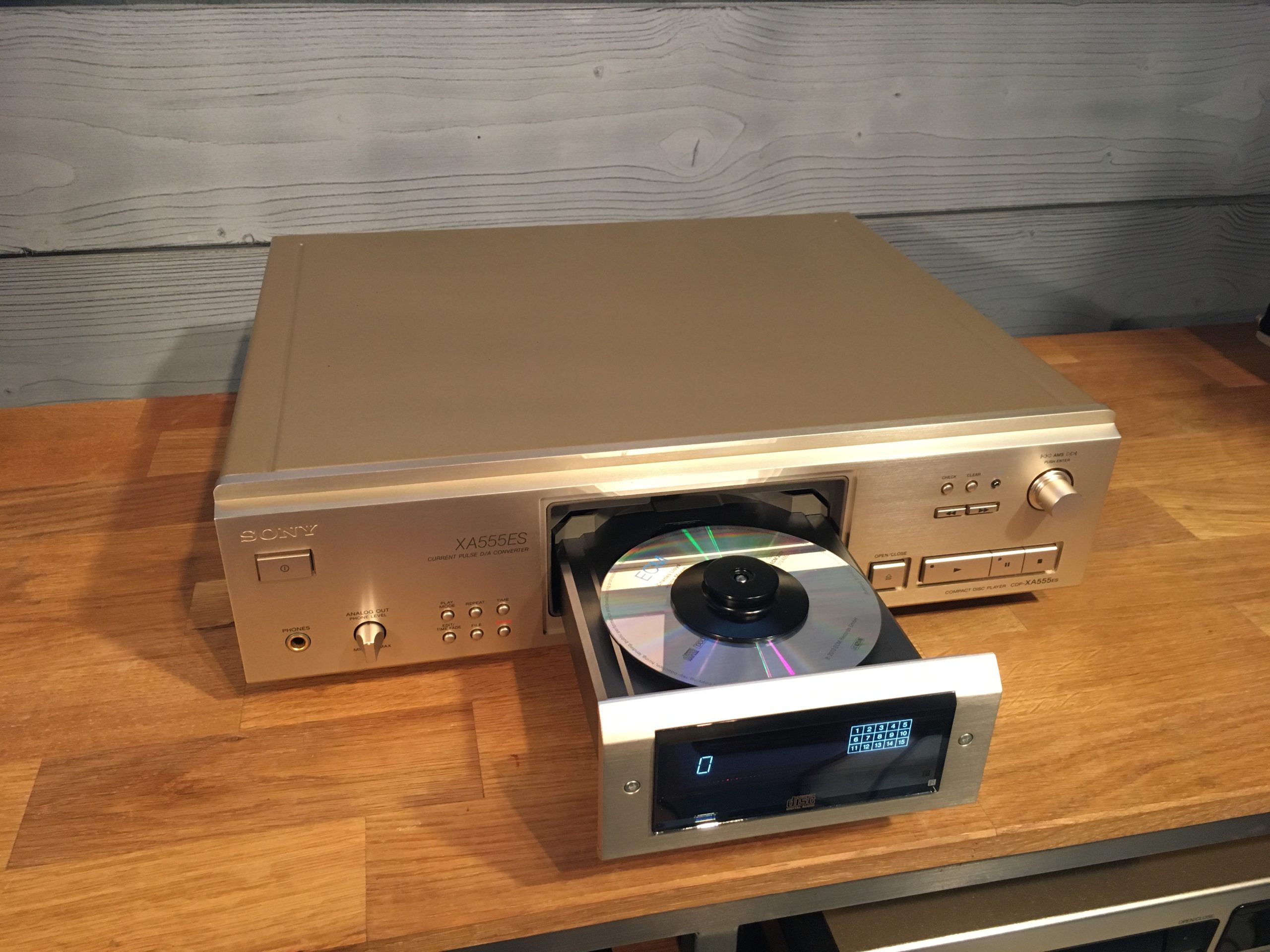 ÉPUISÉ :( SONY CDP-XA555ES – Lecteur CD – – Vintage-Audio-Conseils